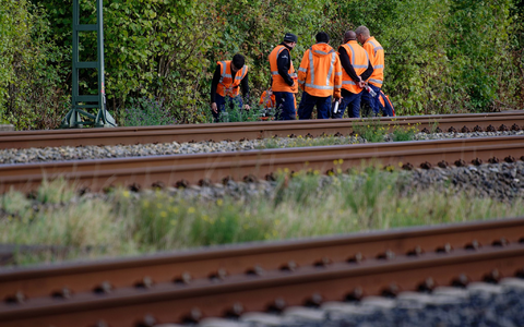 Bahn-Mitarbeiter stehen am Rand der Strecke Köln-Düsseldorf.  - Foto: Henning Kaiser/dpa