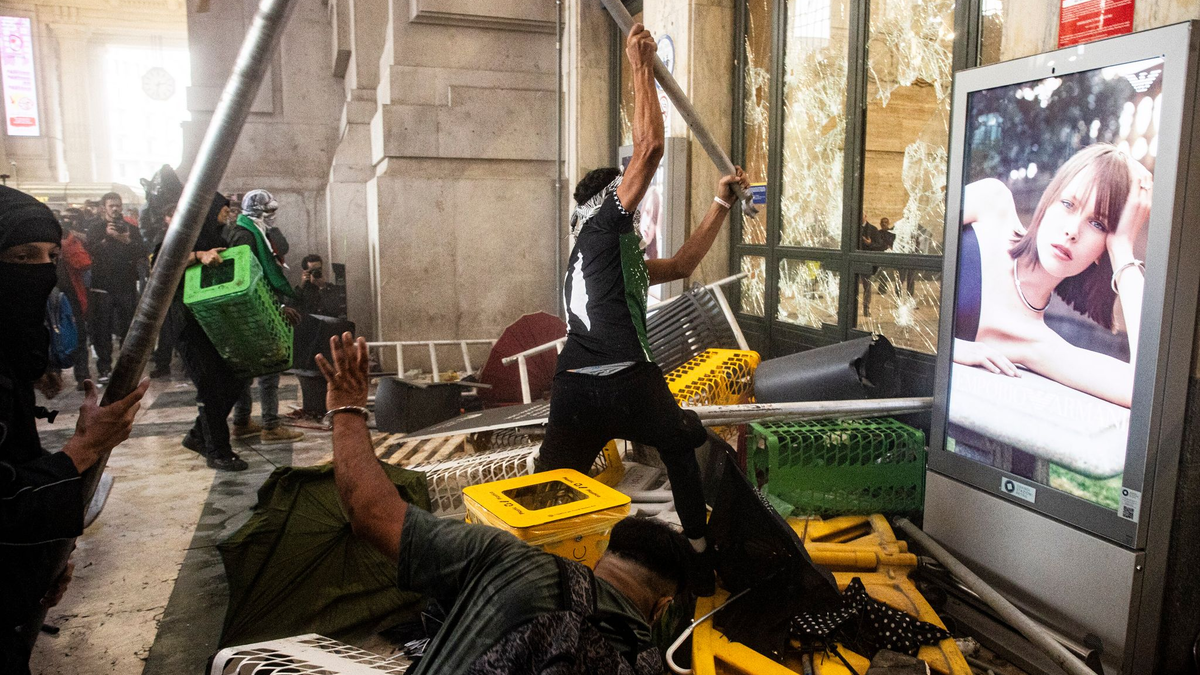 Bei den Krawallen wurden nach Angaben der Polizei mehrere Dutzend Menschen verletzt. - Foto: Marco Ottico/LaPresse/AP/dpa