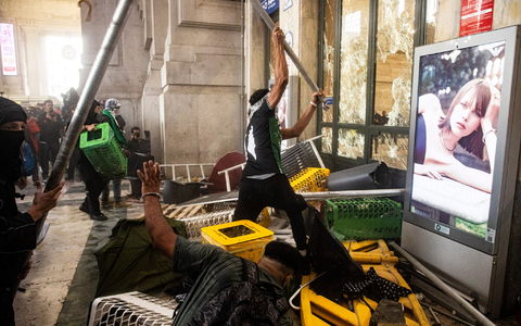 Bei den Krawallen wurden nach Angaben der Polizei mehrere Dutzend Menschen verletzt. - Foto: Marco Ottico/LaPresse/AP/dpa