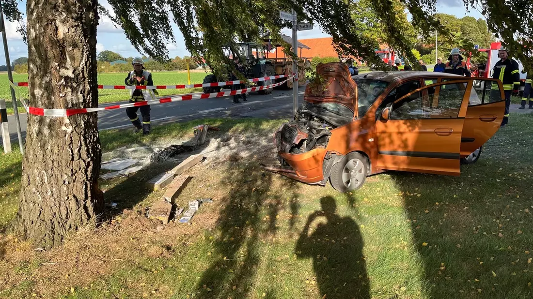 POL-MI: Schwerer Verkehrsunfall in Petershagen OT Frille, PKW kollidiert mit Traktor - zwei Personen schwer verletzt - Bild: presseportal.de