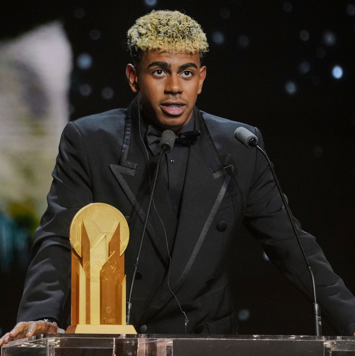 Lamine Yamal vom FC Barcelona durfte zumindest die Auszeichnung als bester Nachwuchsspieler entgegennehmen. - Foto: Thibault Camus/AP/dpa