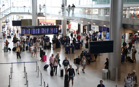 Am Flughafen Kopenhagen wurden Drohnen gesichtet. (Illustration) - Foto: Steffen Trumpf/dpa