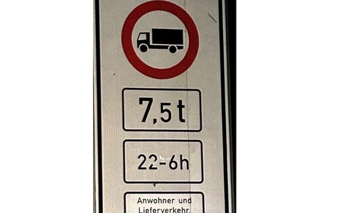 POL-PDLD: Sonderkontrolle Nachtfahrverbot B10 bei LD-Godramstein - Foto: presseportal.de