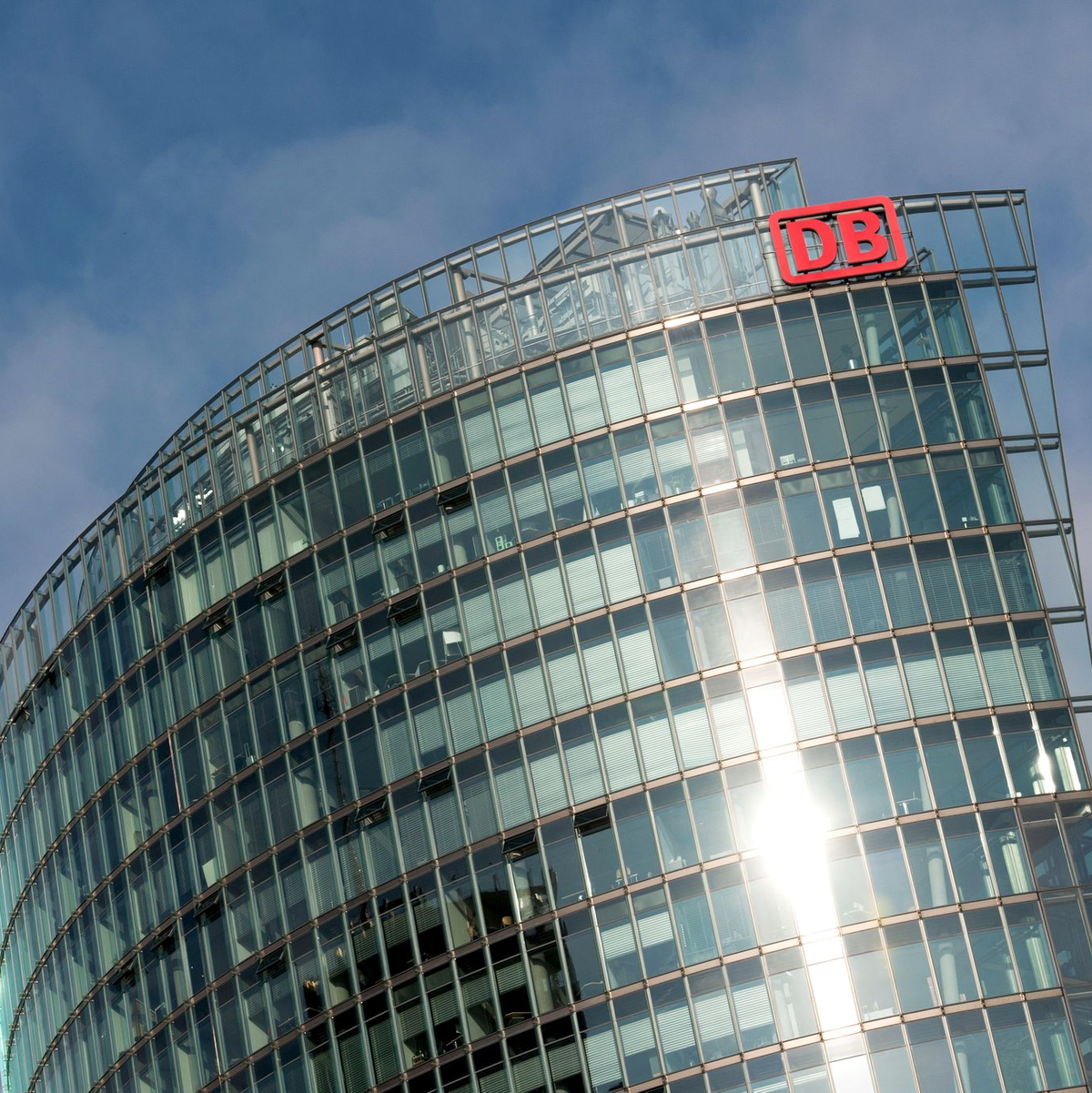 Bei der Aufsichtsratssitzung im Bahntower kommt es am Dienstag zum Machtkampf zwischen der EVG und dem Bundesverkehrsminister. (Archivbild) - Foto: Paul Zinken/dpa