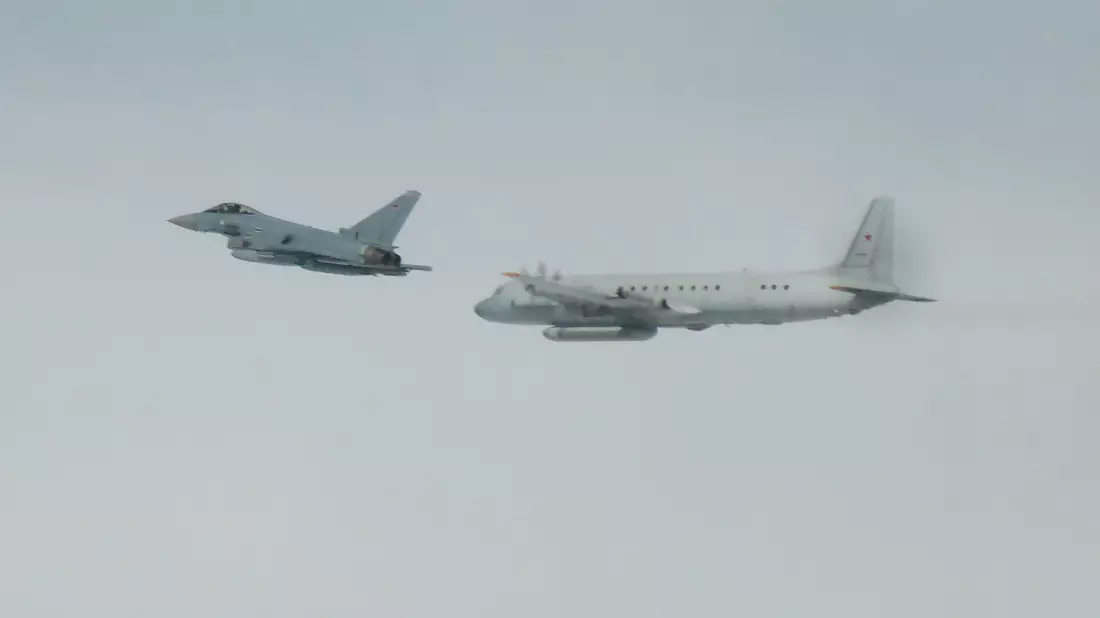 Dieses von der Luftwaffe zur Verfügung gestellte Foto zeigt einen Eurofighter der Bundeswehr (l) und ein russisches Aufklärungsflugzeug. (Archivbild) - Bild: -/Luftwaffe/dpa
