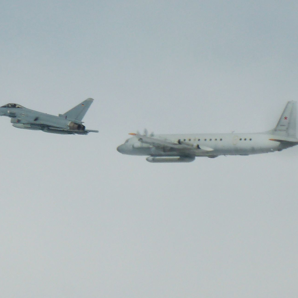 Dieses von der Luftwaffe zur Verfügung gestellte Foto zeigt einen Eurofighter der Bundeswehr (l) und ein russisches Aufklärungsflugzeug. (Archivbild) - Foto: -/Luftwaffe/dpa