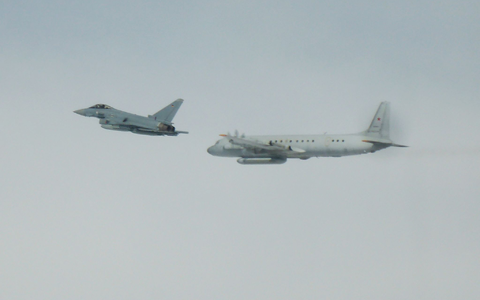 Dieses von der Luftwaffe zur Verfügung gestellte Foto zeigt einen Eurofighter der Bundeswehr (l) und ein russisches Aufklärungsflugzeug. (Archivbild) - Foto: -/Luftwaffe/dpa