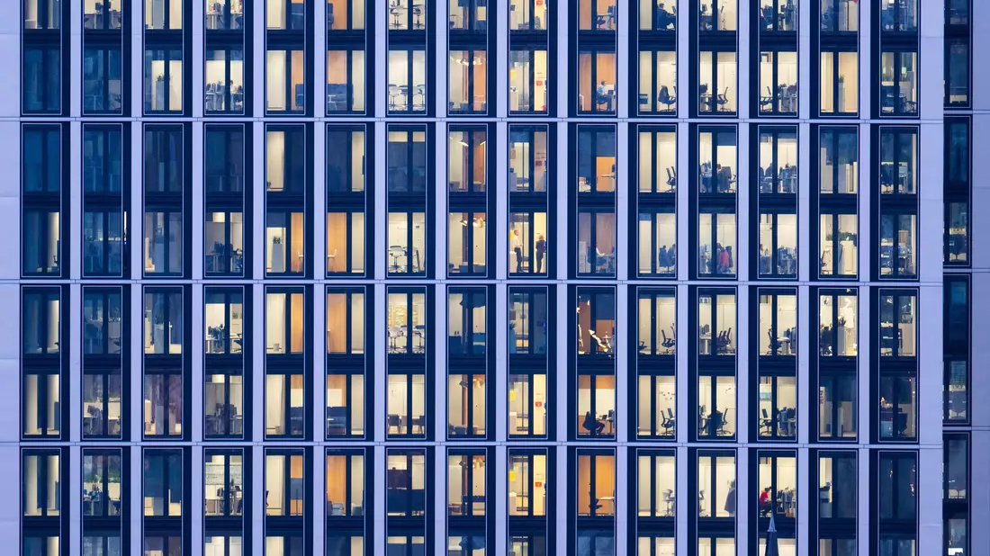 Eine Mehrheit der Arbeitnehmerinnen und Arbeitnehmer arbeitet nach eigenem Bekunden gern - aber am liebsten in Teilzeit (Symbolbild) - Bild: Boris Roessler/dpa
