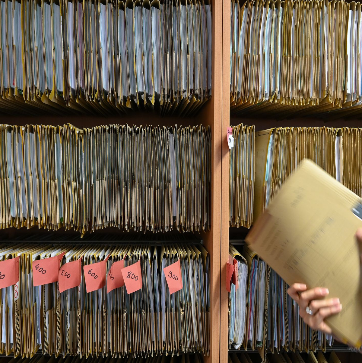 Unternehmen in Deutschland müssen eine Vielzahl von Vorschriften erfüllen - Foto: Arne Dedert/dpa