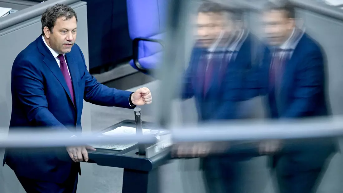 Nach dem Beschluss des ersten schwarz-roten Etats jetzt steht schon der zweite für Lars Klingbeil zur Debatte. (Archivbild) - Bild: Britta Pedersen/dpa