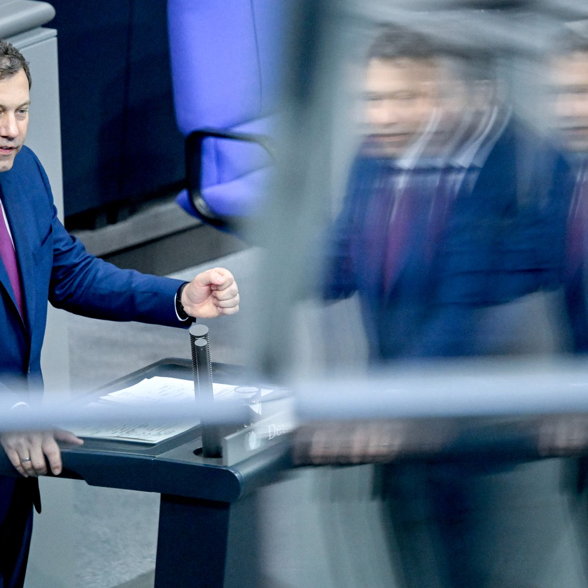 Nach dem Beschluss des ersten schwarz-roten Etats jetzt steht schon der zweite für Lars Klingbeil zur Debatte. (Archivbild) - Foto: Britta Pedersen/dpa