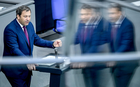 Nach dem Beschluss des ersten schwarz-roten Etats jetzt steht schon der zweite für Lars Klingbeil zur Debatte. (Archivbild) - Foto: Britta Pedersen/dpa
