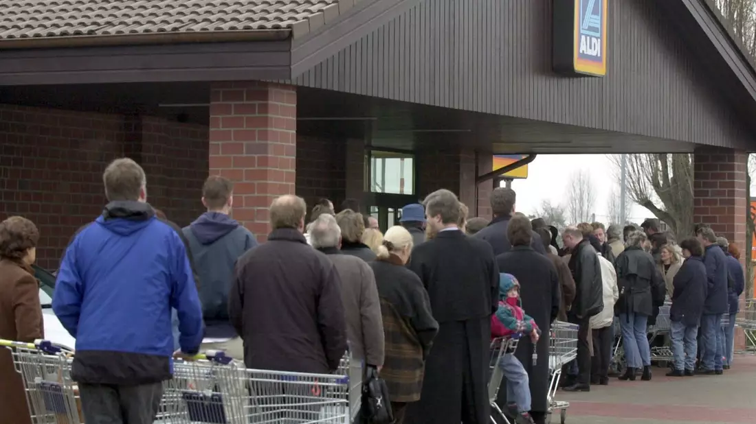 Schlangestehen für einen Aldi-PC. (Archivbild) - Bild: Martin Gerten/dpa