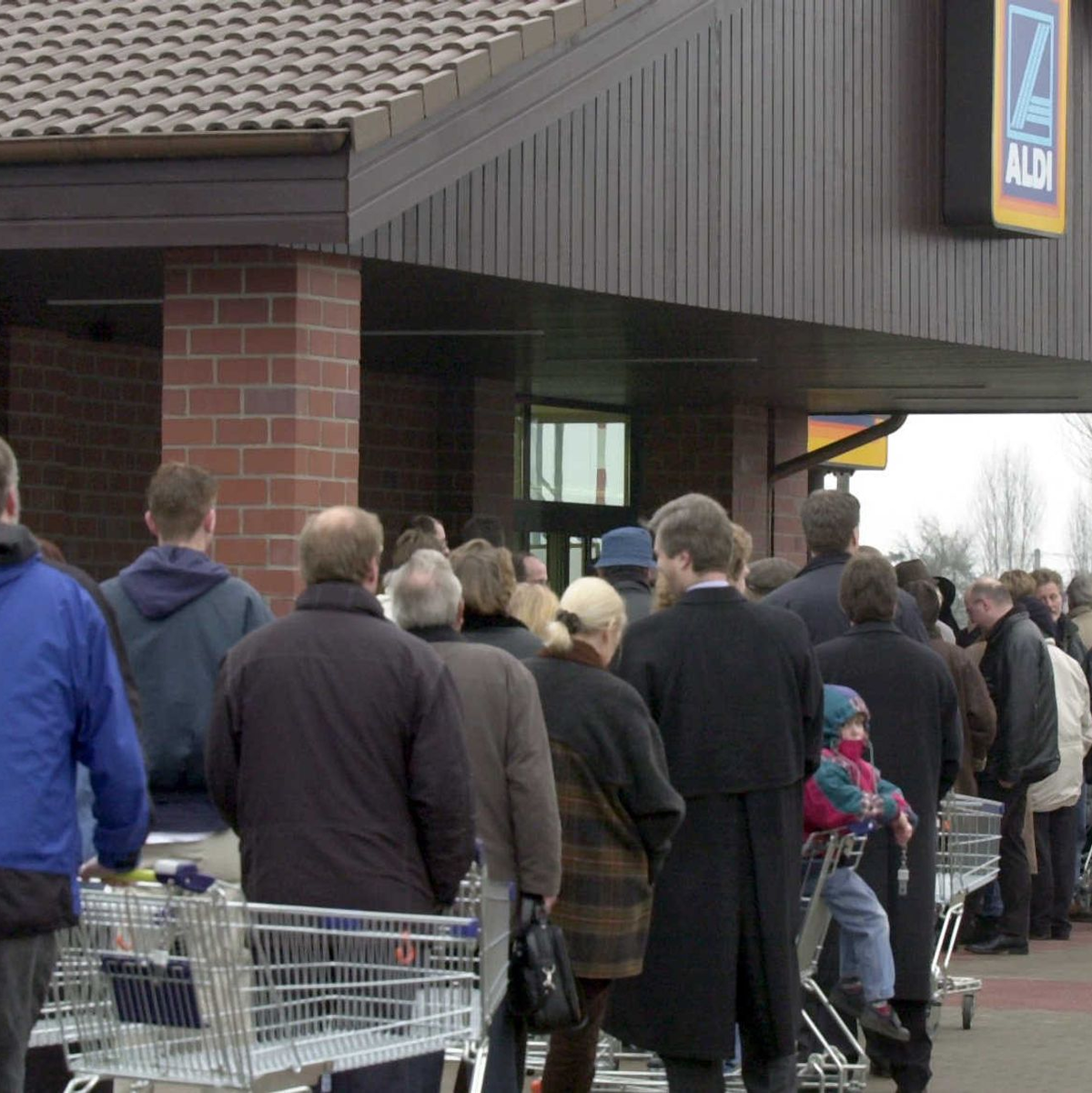 Schlangestehen für einen Aldi-PC. (Archivbild) - Foto: Martin Gerten/dpa