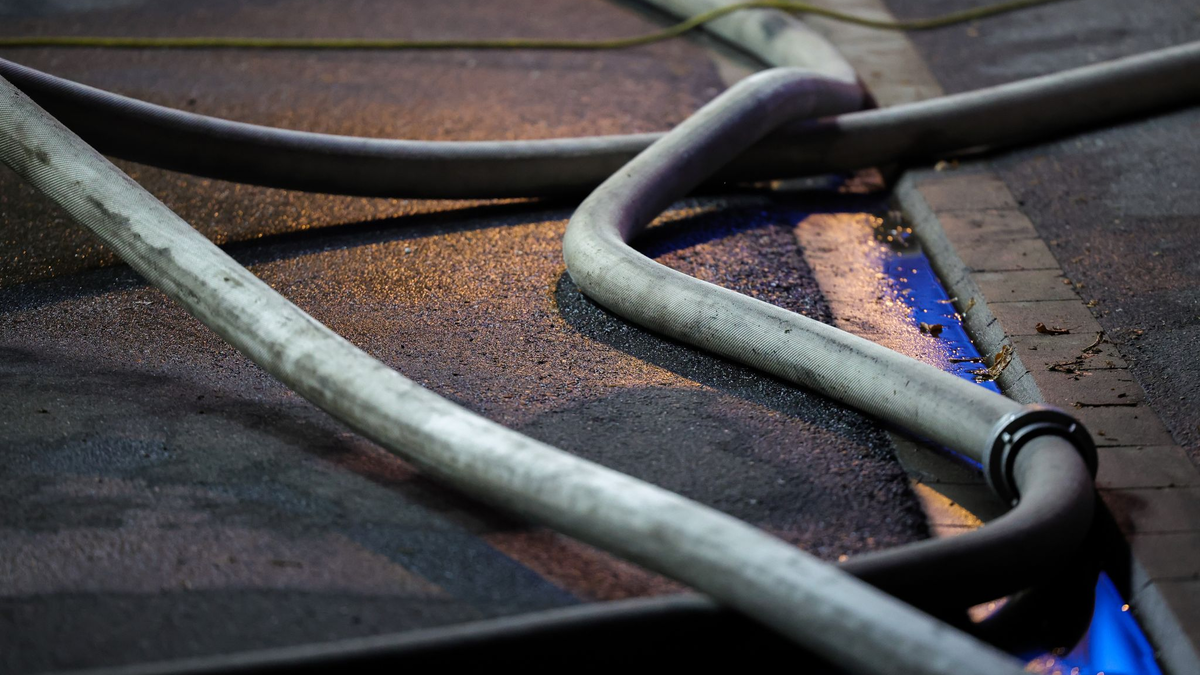 Ein neunjähriges Kind wird nach einem Großbrand in Pinneberg vermisst. (Symbolbild) - Foto: Christoph Reichwein/dpa