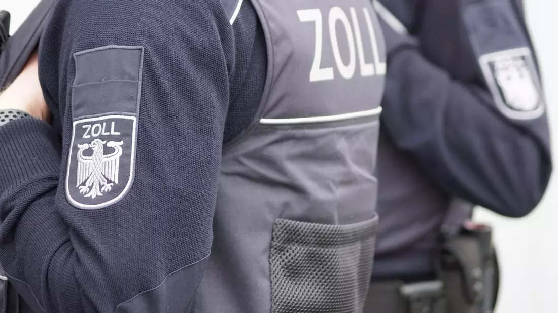 HZA-A: Dreitägige Mindestlohn-Sonderprüfung des Hauptzollamts Augsburg / Der ZOLL im Einsatz für die Einhaltung des gesetzlichen Mindestlohns - Bild: presseportal.de