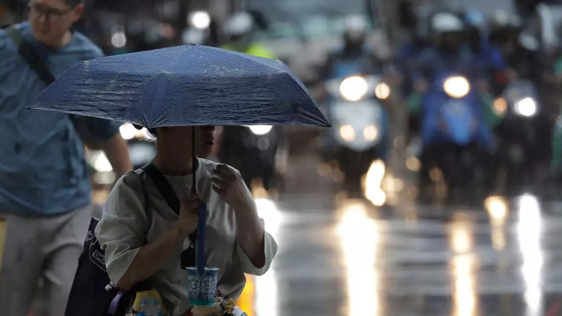 Auch Taiwan erlebte wegen des Tropensturms heftigen Regen. - Bild: Chiang Ying-ying/AP/dpa