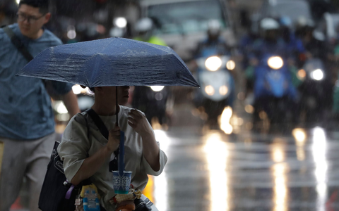 Auch Taiwan erlebte wegen des Tropensturms heftigen Regen. - Foto: Chiang Ying-ying/AP/dpa