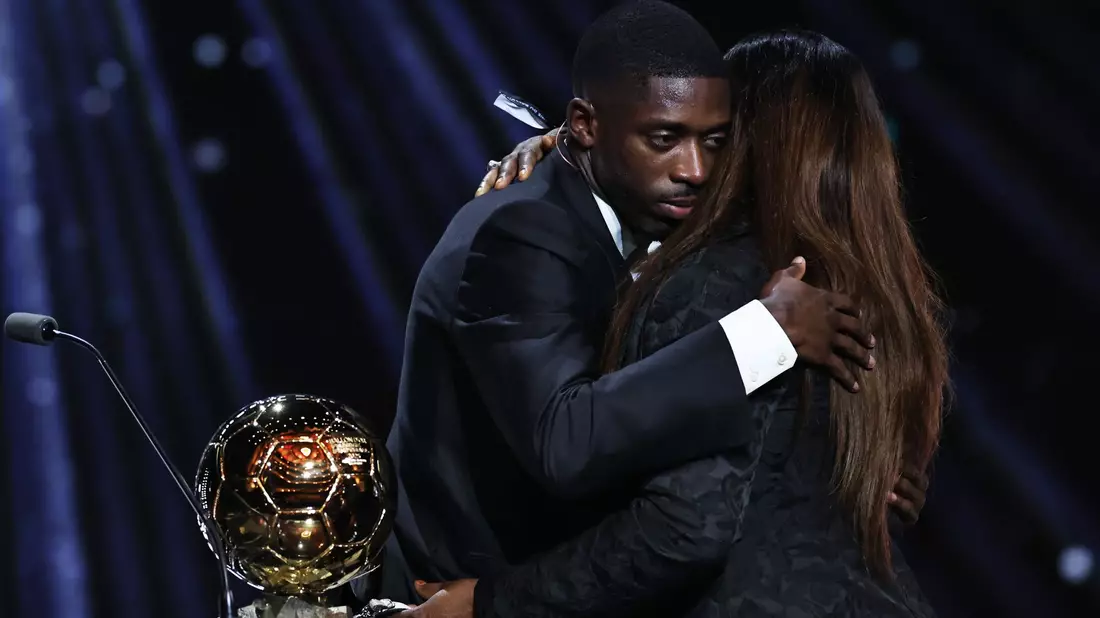 Mutter und Sohn: Ousmane Dembélé denkt nach dem Gewinn des Ballon d'Or an seine Familie. - Bild: Gao Jing/XinHua/dpa