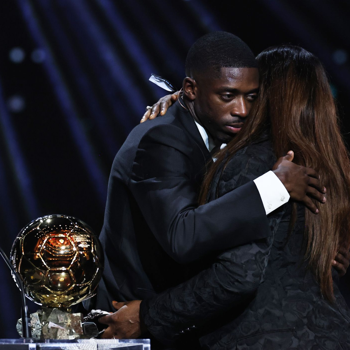 Mutter und Sohn: Ousmane Dembélé denkt nach dem Gewinn des Ballon d'Or an seine Familie. - Foto: Gao Jing/XinHua/dpa
