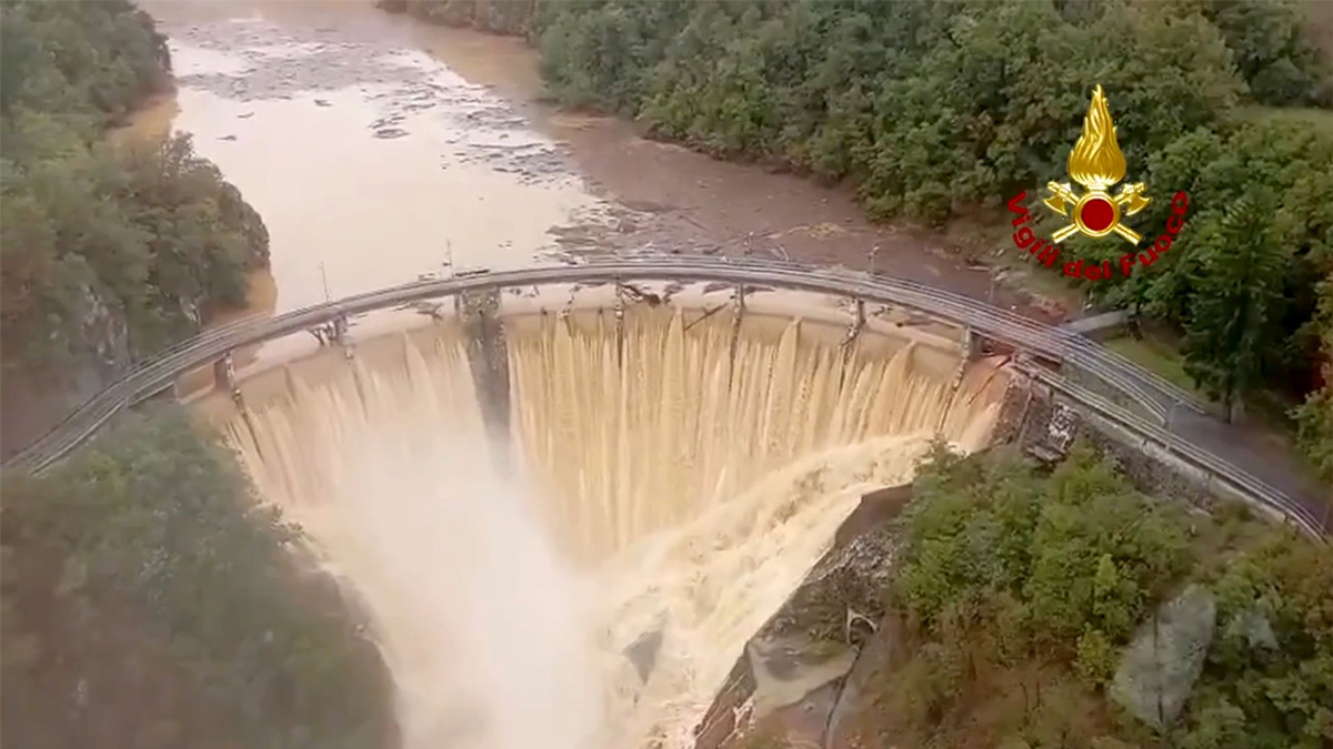 In der Region hatte es in den vergangenen Tagen heftig geregnet. Zahlreiche Straßen sind überschwemmt. Viele Keller stehen unter Wasser.  - Foto: Vigili del Fuoco/dpa