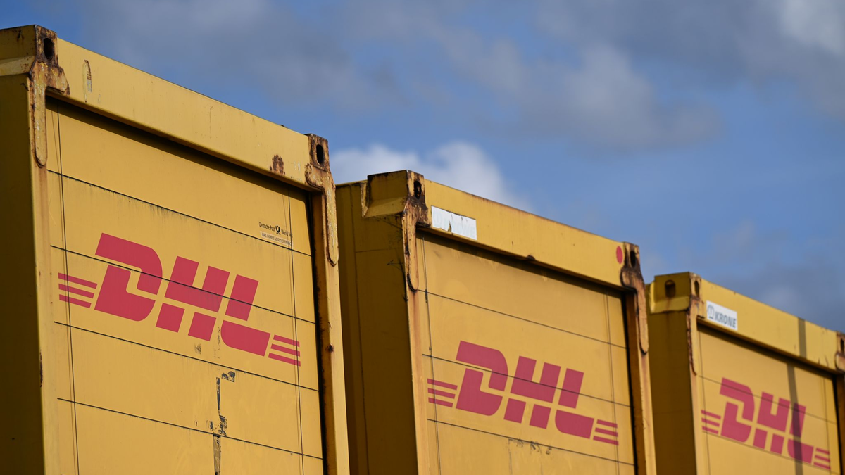 Container von DHL, üblicherweise voll mit Paketen.  - Foto: Wolf von Dewitz/dpa