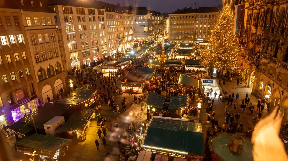 Die Höhe der Gebühren für lizenzierte Musik auf Weihnachtsmärkten soll sinken. (Symbolbild) - Bild: Peter Kneffel/dpa