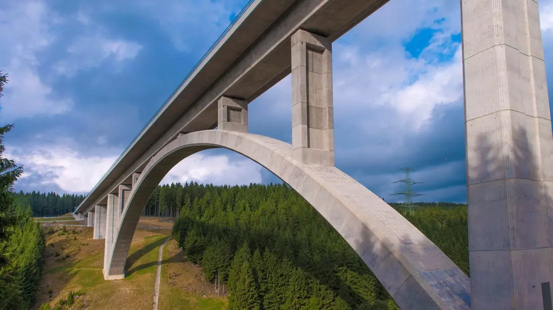 Das Sondervermögen kommt im Straßenbau nicht an - Baustoffindustrie kritisiert Verschiebebahnhof beim Infrastruktur-Sondervermögen - Bild: presseportal.de