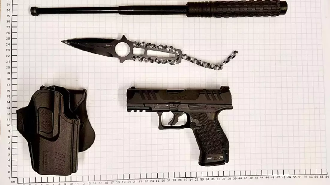 BPOL NRW: Bundespolizei stellt mehrere Waffen bei 40-jährigen Bielefelder sicher - Bild: presseportal.de