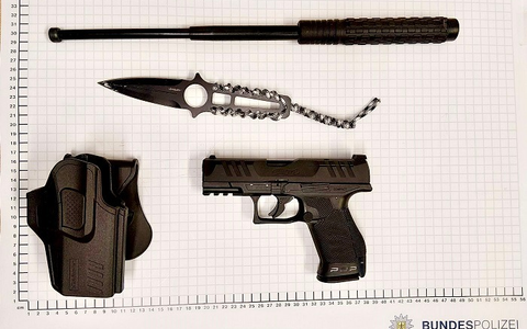BPOL NRW: Bundespolizei stellt mehrere Waffen bei 40-jährigen Bielefelder sicher - Foto: presseportal.de