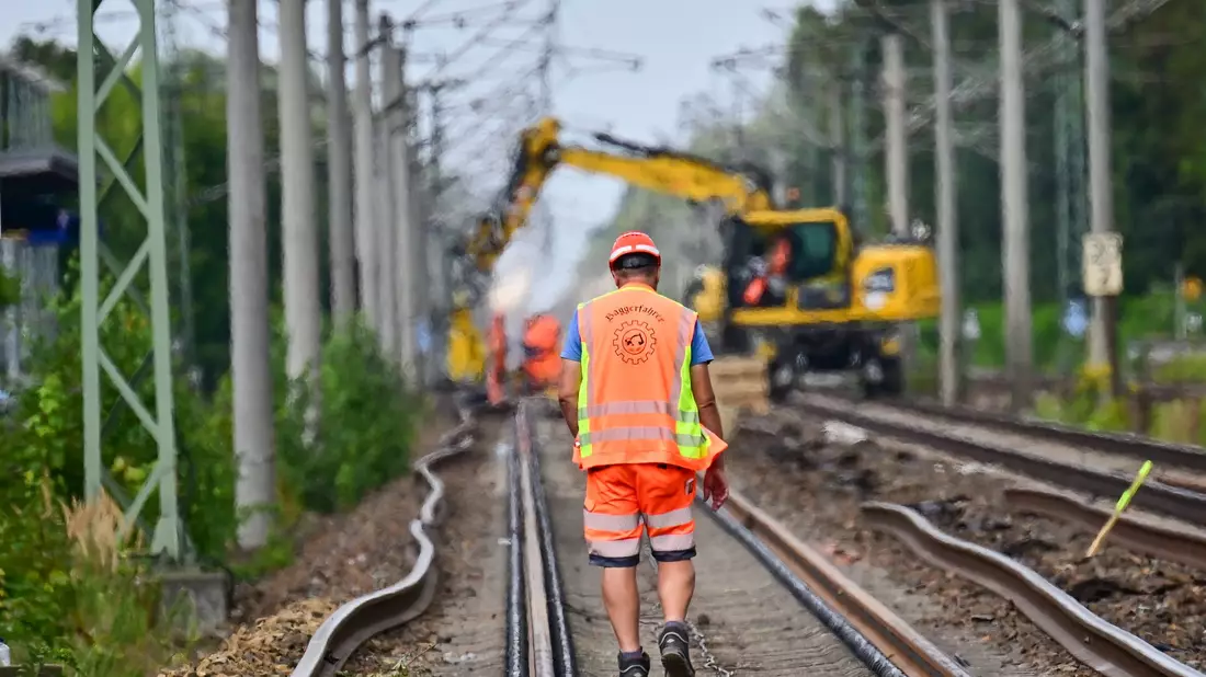 Bei der Bahn wird es in den kommenden Jahren viele Baustellen geben - und damit auch immer wieder Einschränkungen für die Fahrgäste. Aber: Ohne Bauarbeiten würde die schon marode und störungsanfällige Infrastruktur zu einem noch größeren Problem. (Archivbild) - Bild: Sebastian Christoph Gollnow/dpa