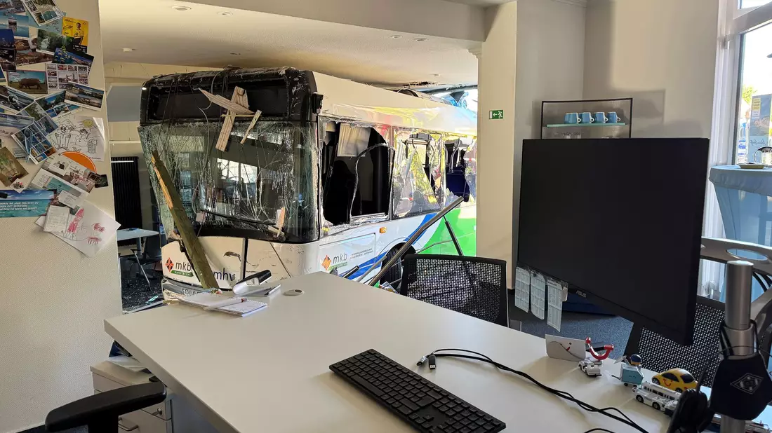  Der Bus war laut Polizei bis auf den Fahrer unbesetzt.  - Bild: Christian Müller/dpa
