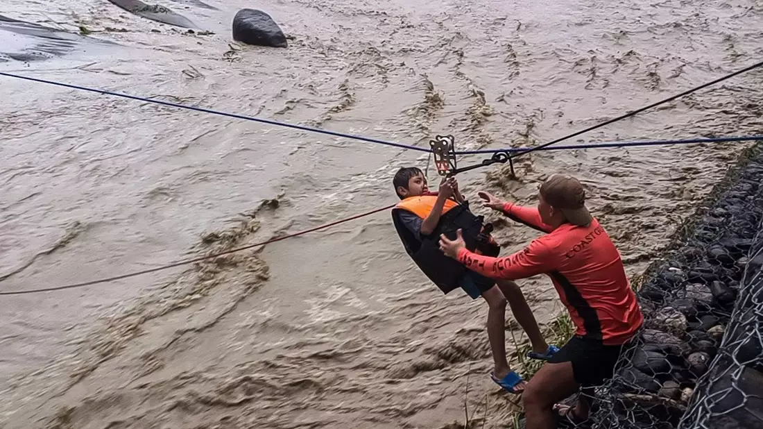 Viele Menschen mussten ihre Häuser verlassen und sich in Sicherheit bringen. - Bild: Philippine Coast Guard/XinHua/dpa