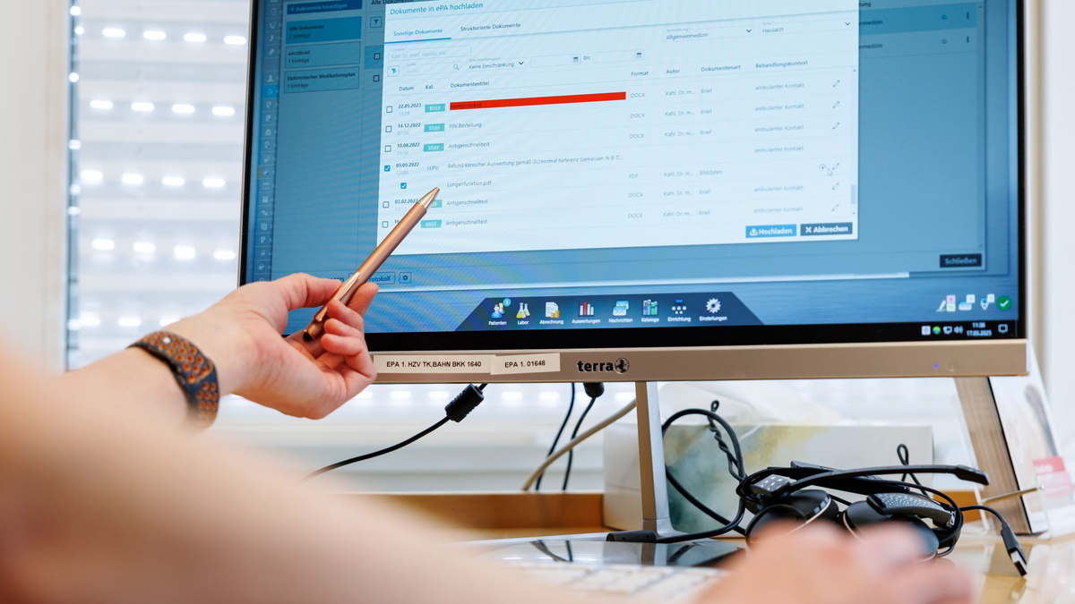 Ein Teil der Praxen kann noch die ePA noch nicht nutzen. (Archivbild) - Foto: Daniel Karmann/dpa
