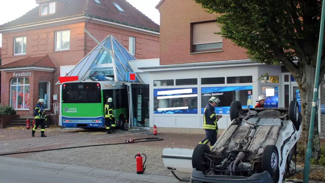POL-MI: Bus kracht nach Kollision in Reisebüro - Bild: presseportal.de
