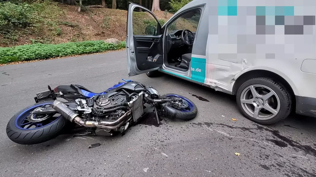 POL-STD: Harsefeld: Motorrad prallte in abbiegenden Pkw - ein Leichtverletzter - Bild: presseportal.de