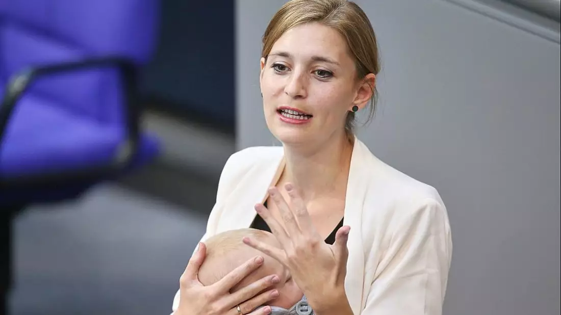 Hanna Steinmüller mit Baby am Rednerpult am 23.09.2025 - Bild: über dts Nachrichtenagentur