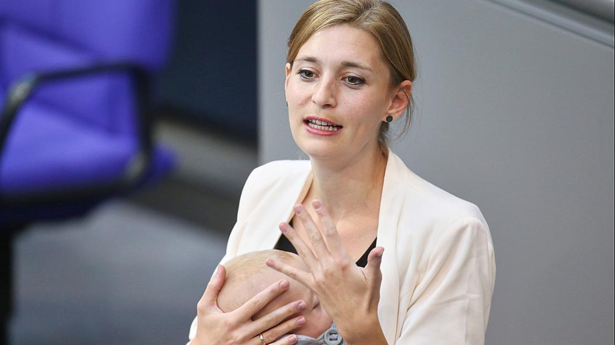 Hanna Steinmüller mit Baby am Rednerpult am 23.09.2025 - Foto: über dts Nachrichtenagentur