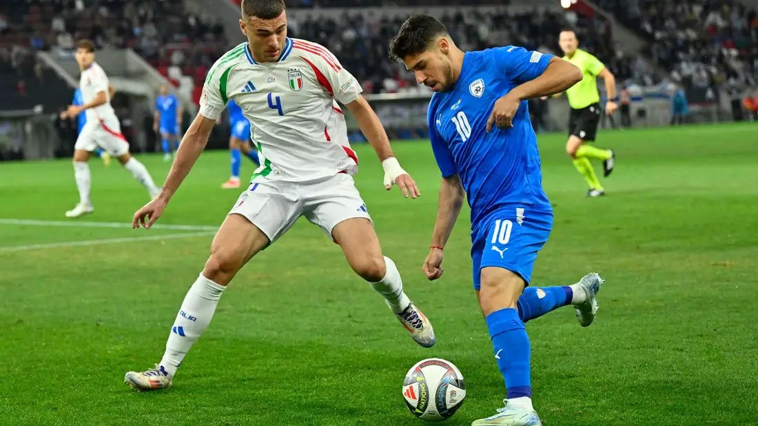 Israel mit Manor Solomon (r) hat noch Chancen auf die WM-Teilnahme. - Bild: Denes Erdos/AP/dpa