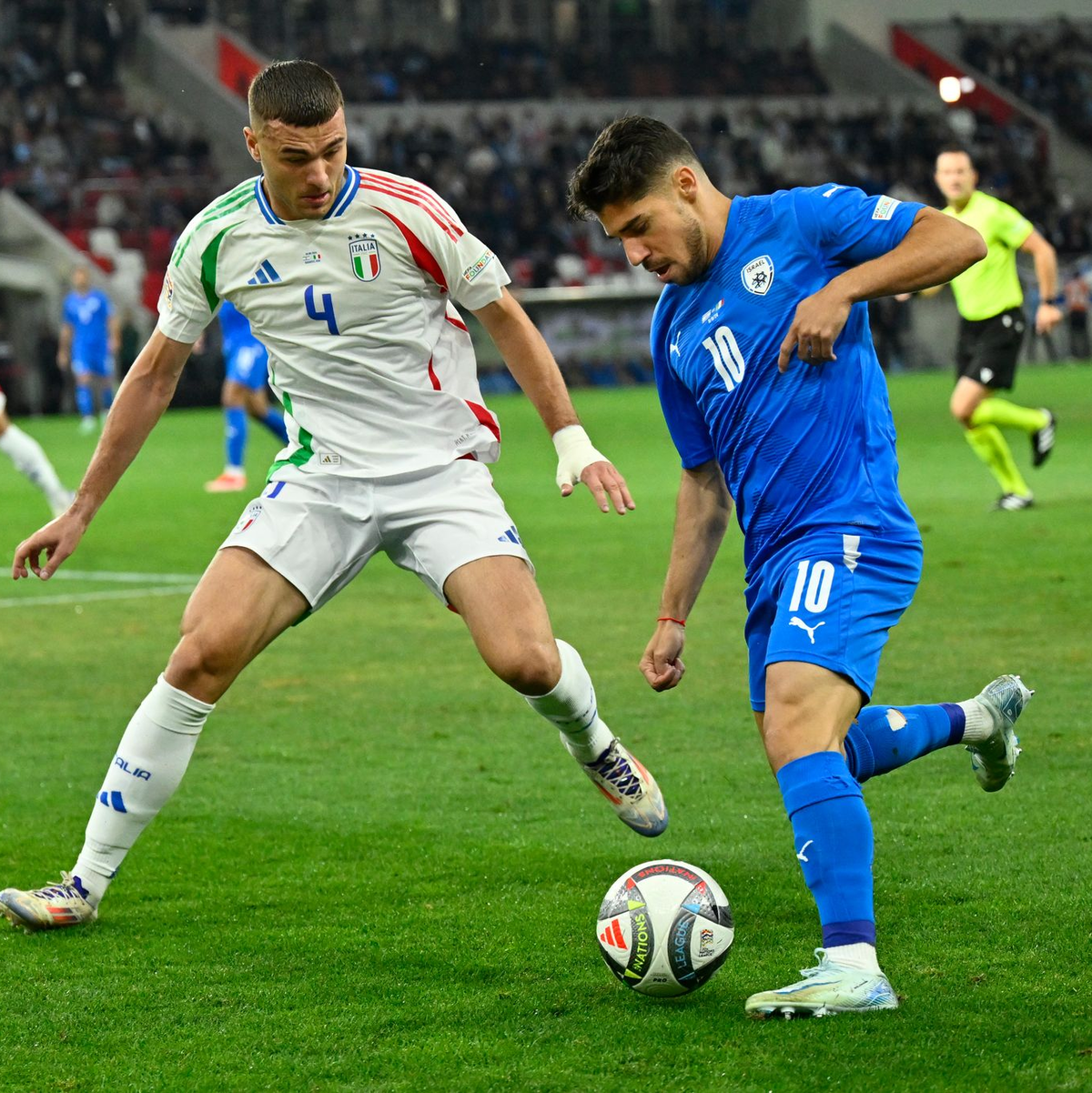 Israel mit Manor Solomon (r) hat noch Chancen auf die WM-Teilnahme. - Foto: Denes Erdos/AP/dpa