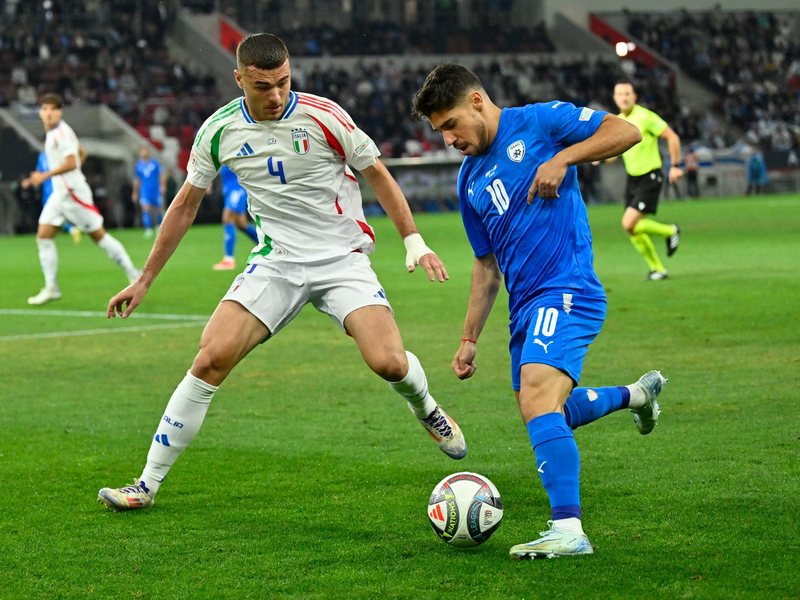 Israels Fußballer um Manor Solomon (r) sollen nach dem Willen von UN-Experten von internationalen Turnieren ausgeschlossen werden. - Foto: Denes Erdos/AP/dpa