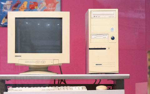 Aus dem Discounter ins Museum: Der Tower-PC von Aldi. - Foto: Benjamin Westhoff/dpa