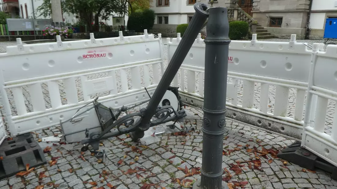 POL-FR: Schönau: Gusseiserne Straßenlaterne beschädigt - Polizei sucht Zeugen - Bild: presseportal.de