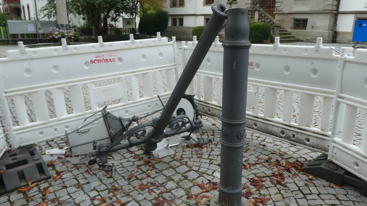 POL-FR: Schönau: Gusseiserne Straßenlaterne beschädigt - Polizei sucht Zeugen - Foto: presseportal.de