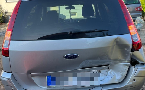 POL-STD: Stade: Unfall beim Ausparken - eine Leichtverletzte - Foto: presseportal.de