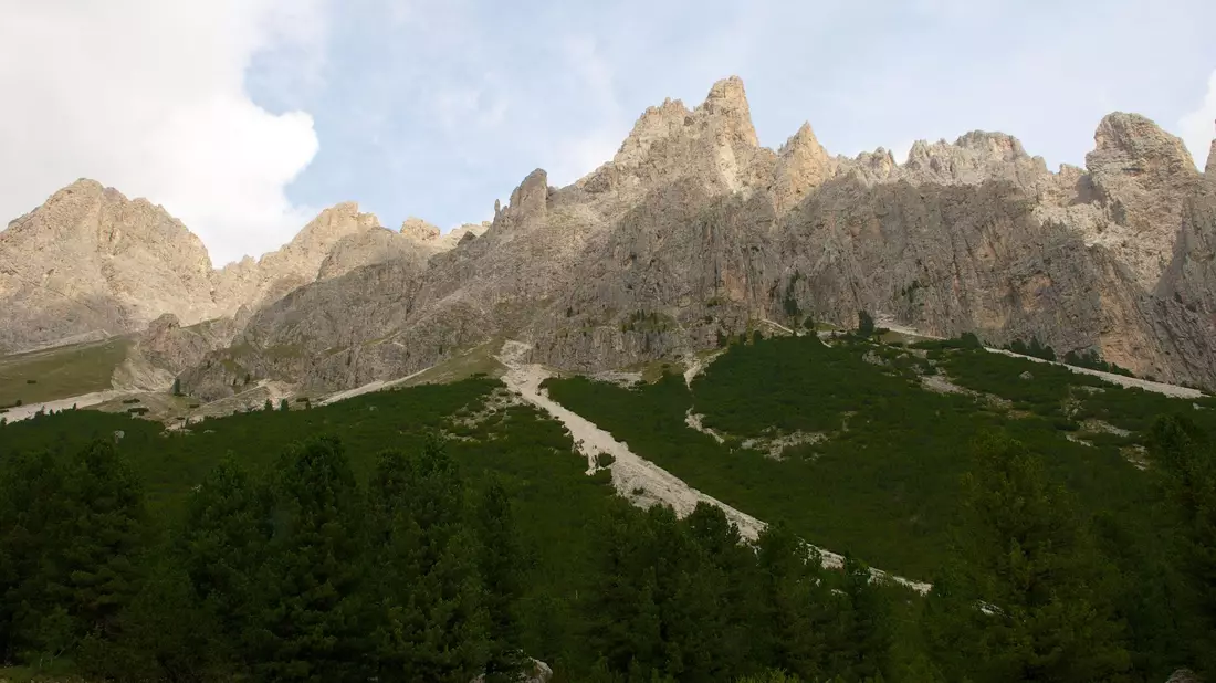 Die Rosengartengruppe gehört zu den bekanntesten Gebirgszügen in den Dolomiten. (Archivbild) - Bild: picture alliance / Ursula Düren/dpa