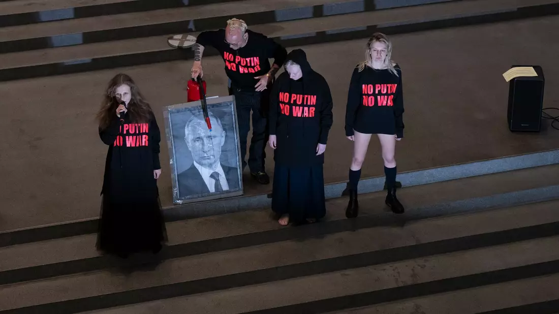 In der Pinakothek der Moderne prangerte das Künstler-Kollektiv den russischen Präsidenten Putin als Kriegsverbrecher an. (Archivbild) - Bild: Peter Kneffel/dpa