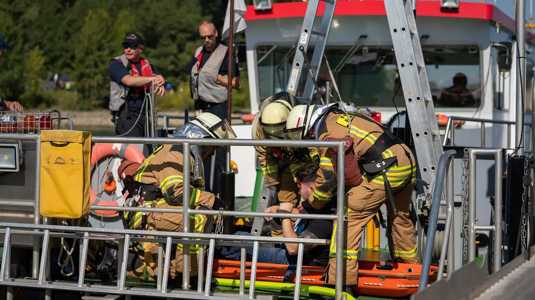 FW Frankenthal: Großübung auf dem Rhein: Einsatzkräfte proben den Ernstfall - Bild: presseportal.de
