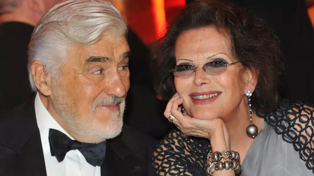 Der Schauspieler Mario Adorf und Claudia Cardinale sitzen 2010 bei der Verleihung des Deutschen Entertainment-Preises DIVA nebeneinander. - Bild: Andreas Gebert/dpa/Pool/dpa