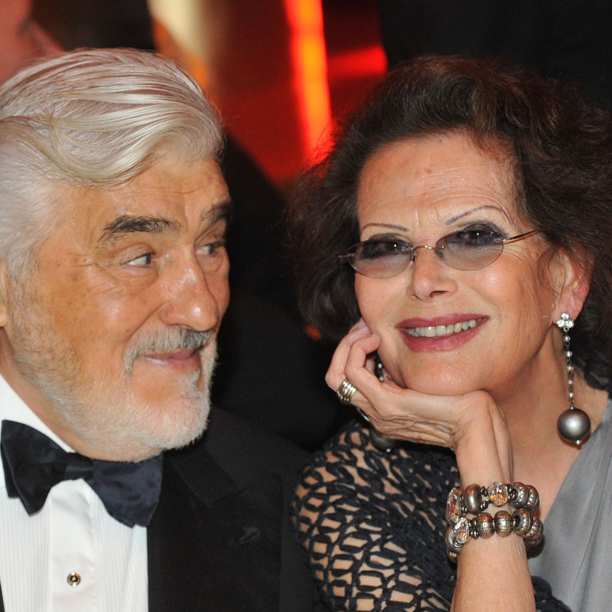 Der Schauspieler Mario Adorf und Claudia Cardinale sitzen 2010 bei der Verleihung des Deutschen Entertainment-Preises DIVA nebeneinander. - Foto: Andreas Gebert/dpa/Pool/dpa